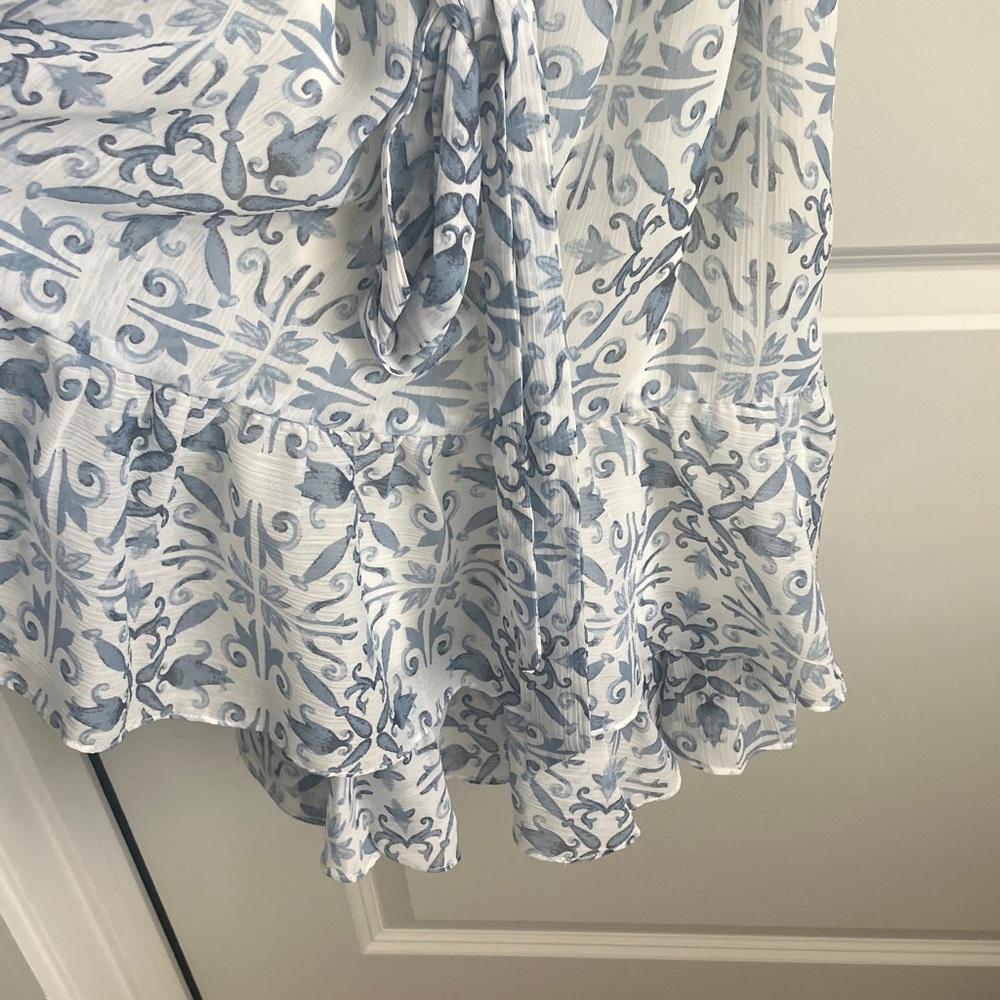 NWOT WHBM Sleeveless Blue and White Printed Tie-Waist Dress - Picture 4 of 6